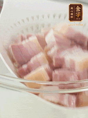 金字淡咸肉、排骨分別加料酒、蔥、姜冷水下鍋焯水，水開撇去浮沫撈出。