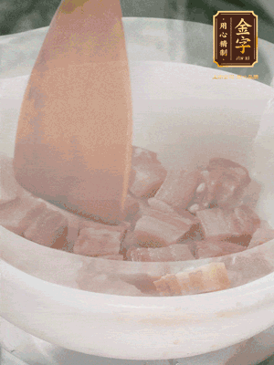 砂鍋內咸肉微微煸出香味，再倒入開水。放排骨滾開后轉中小火篤30分鐘。（水盡量一次加足，以免中途加水沖淡鮮味。這一步是湯底濃白的關鍵）