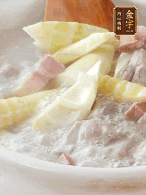 開蓋后放春筍，小火慢篤20分鐘左右，出鍋后盛出。