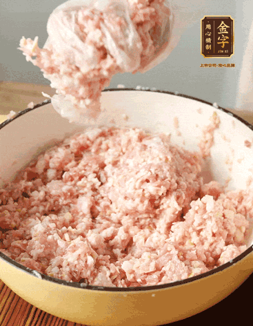 肉丁、咸肉丁、一丟丟鹽、料酒拌勻，反復(fù)摔打上勁。接著加入1兩蔥姜水，反復(fù)拌勻摔打上勁。前后共加3遍。3遍后筍丁，接著反復(fù)摔打上勁。最后加入1個蛋清、3茶匙生粉拌勻摔打上勁