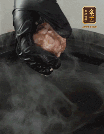 獅子頭摔打至圓潤牢固，等水煮開后，放獅子頭