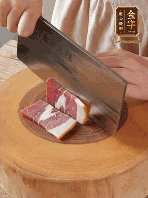 金字火腿切片，溫水浸泡5分鐘。