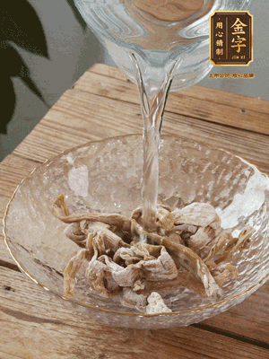 筍干提前泡發(fā)1晚切段，冬瓜去皮切塊。