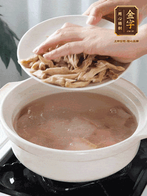 再下筍干段，加水、少許黃酒中火燉煮15分鐘。