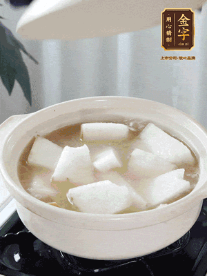 最后下冬瓜繼續(xù)燉煮10分鐘，撒上蔥花點(diǎn)綴。