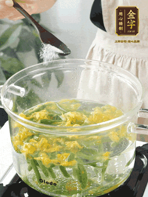 水開后，加鹽、黃瓜花焯水30秒