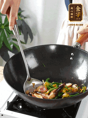 煸香蒜末，下香腸翻炒均勻，再依次下雞縱菌、黃瓜花