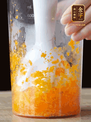 加玉米油、水怡、水揉搓成細膩的面團。松弛半小時后，分成37g一個