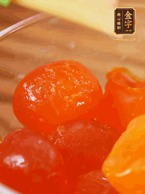 咸蛋黃噴白酒，170℃烤10分鐘。打碎過篩