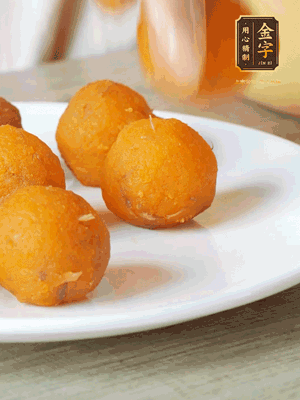 融化的黃油、芝士粉攪勻，加糖粉、蛋液、淡奶油、咸蛋黃攪勻，再加入玉米淀粉、奶粉拌勻，用不粘鍋炒至抱團