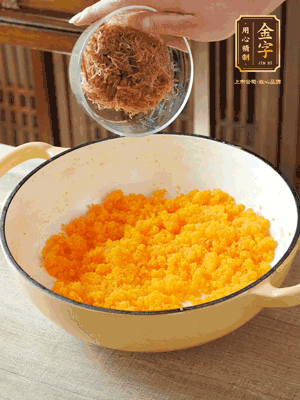 加火腿絲拌均，分成37g一個餡料，冷凍30分鐘