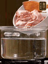 麻鴨切塊，冷水下鍋，加蔥姜、料酒焯水。撈出溫水洗凈