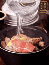 所有食材放入電飯鍋，加2勺料酒，足量的開水，按煲湯鍵煮湯