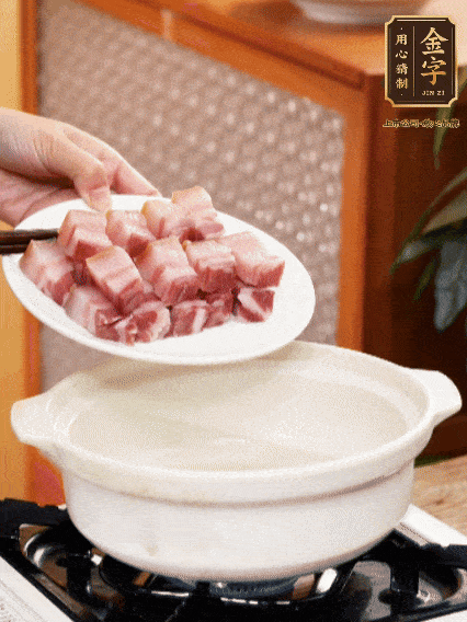 鍋內倒油，下咸肉微微煸炒，再放排骨炒一下