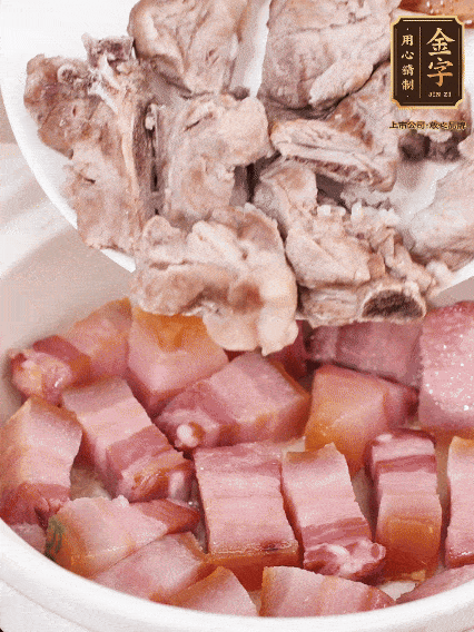 倒入開水燉煮，大火燒開后轉小火