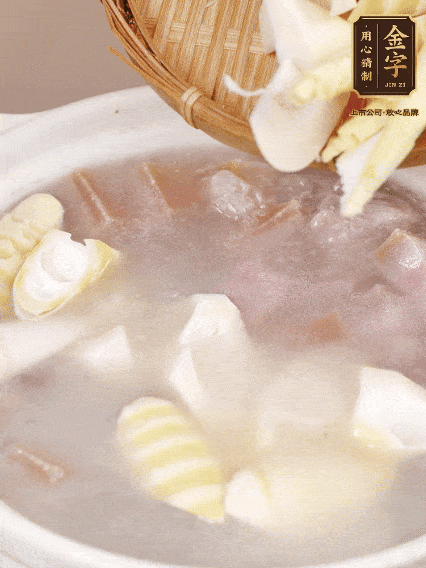 小火燉20分鐘后，放入春筍燉15分鐘