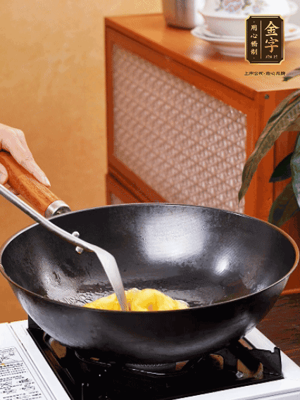 熱油，下雞蛋液煎好，盛出備用