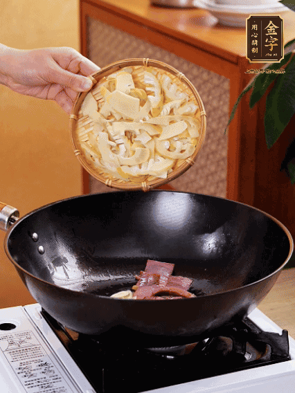 油熱，下蒜末、火腿煸炒出香味，再下筍片微微翻炒