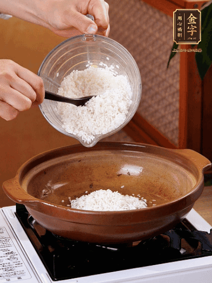 砂鍋中倒入煎羊肚菌的油，涂勻。加入提前浸泡過(guò)1小時(shí)的生米，再加入和生米齊平的水,,蓋蓋子，大火煮沸后轉(zhuǎn)小火煮至水分微干