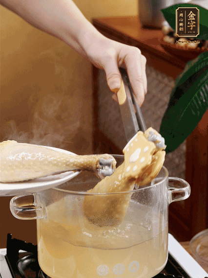 雞腿冷水下鍋，加蔥姜焯水，洗凈備用